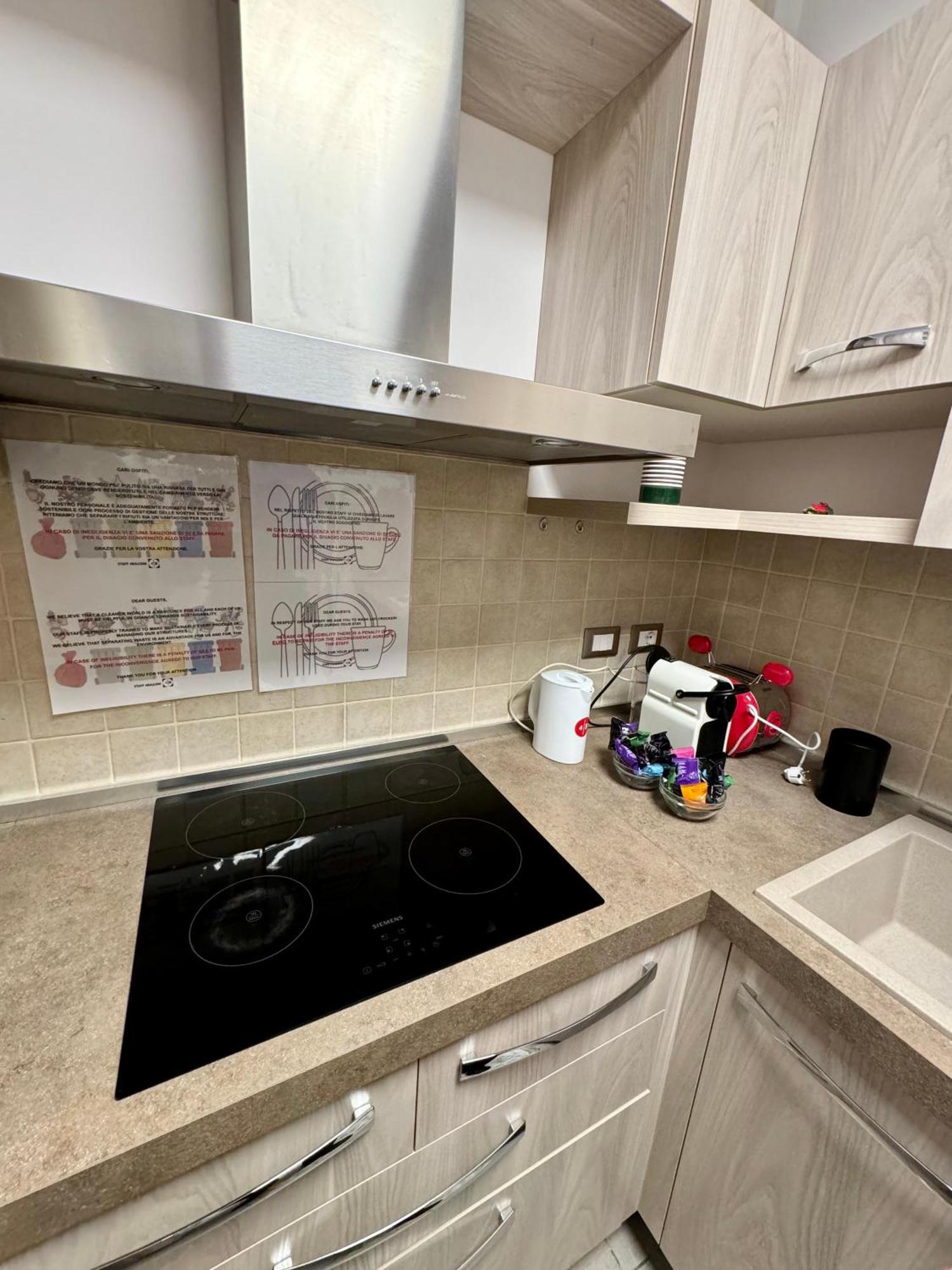 4 Balconi House- Appartamento Moderno A Lecce Esterno foto