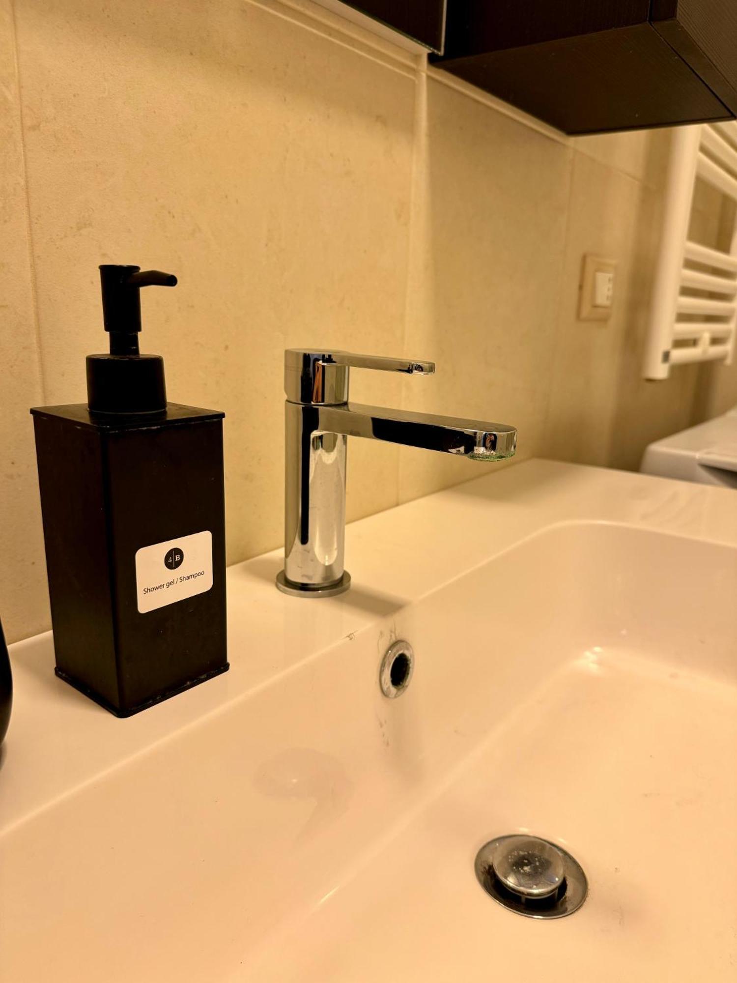 4 Balconi House- Appartamento Moderno A Lecce Esterno foto