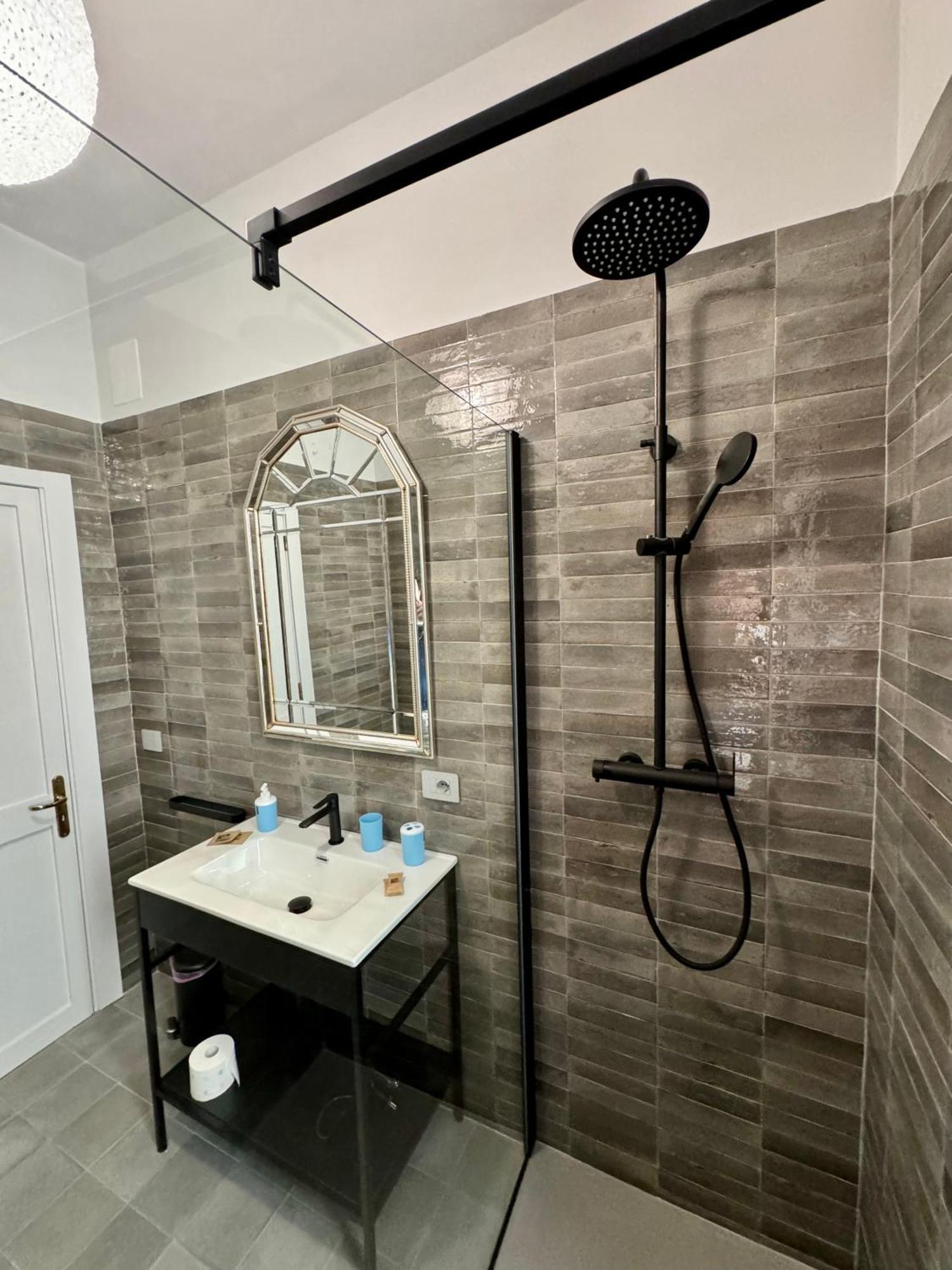 4 Balconi House- Appartamento Moderno A Lecce Esterno foto