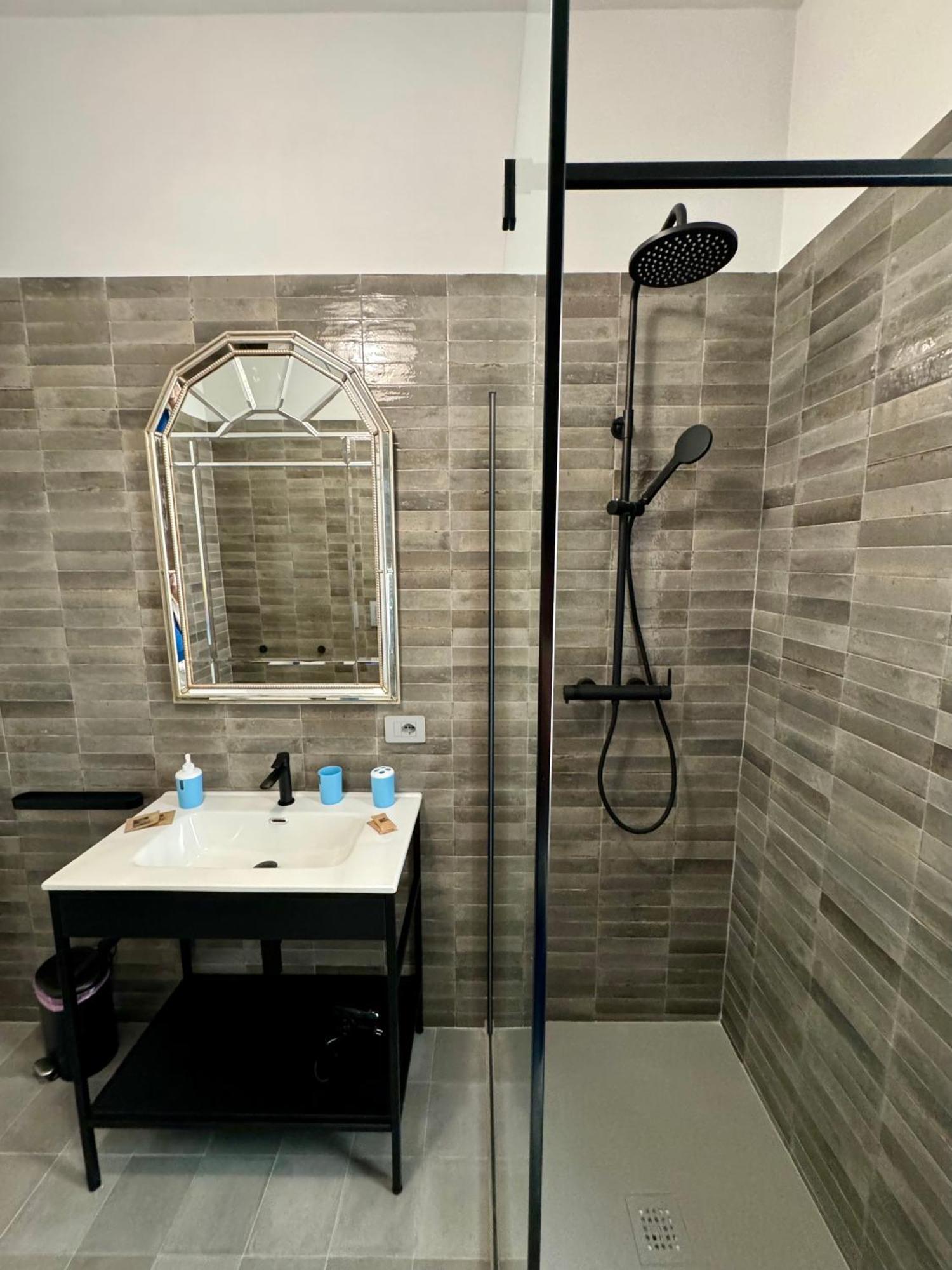 4 Balconi House- Appartamento Moderno A Lecce Esterno foto